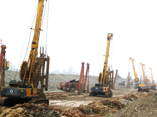 徐工(gōng)連續牆(qiáng)機群樂(lè)山施工(gōng)