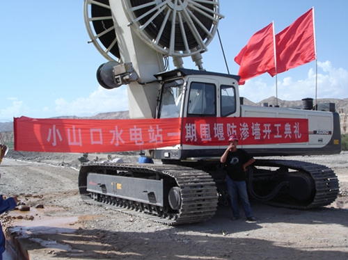 連續(xu)牆施工(gong)-新疆庫(kù)爾勒開(kai)都河水(shuǐ)電站圍(wei)堰工程(chéng)