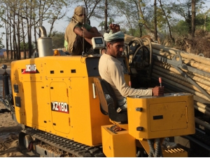 印度(du)黑土地(dì)上穿梭(suo)的徐工(gōng)金